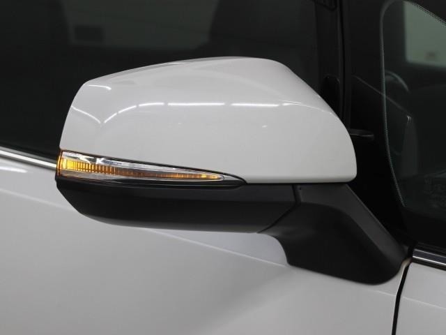 サイドターンランプ付きドアミラー。車両のドレスアップと右左折時の被視認性を兼ね備えたお洒落なミラーです。