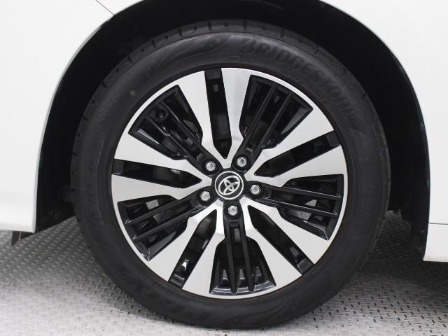 専用18インチアルミホイール(切削光輝+ブラック塗装)が装着されています。タイヤサイズ235/50R18