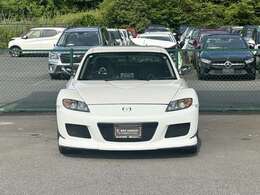 フロントグリル部分が大きく開いており、純正と違い強目なデザインになっています。