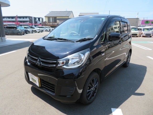 軽自動車・コンパクトカー・ミニバン・SUVなど、常時100台揃っている展示場へようこそにゃん！いろんなクルマがあるにゃん！
