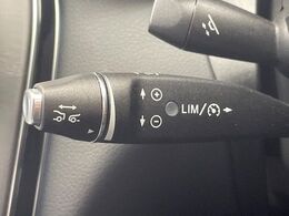 ●ディストロニックプラス：都市、郊外、高速道路などの走行時に、ステレオマルチパーパスカメラとレーダーセンサーにより、前走車を認識して速度に応じた車間距離を維持する次世代のクルコン！
