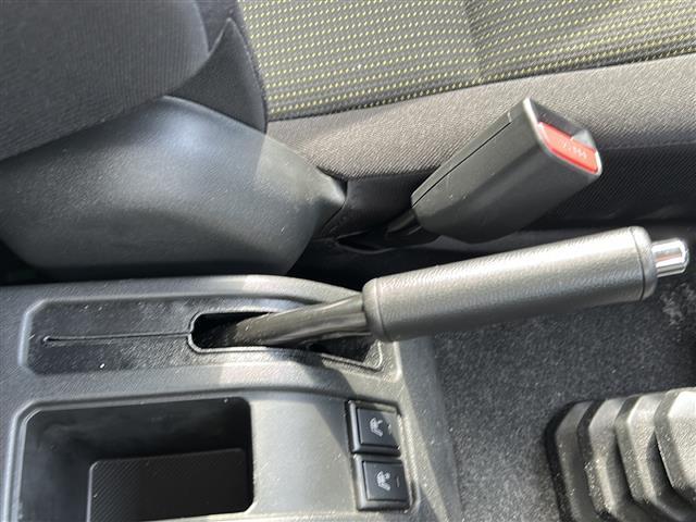 【運転席】座り心地が良いシートなので長時間の運転でも快適にお過ごしいただけます。新品のフロアマットのご注文も可能です。掲載箇所以外にご希望の写真がございましたらお気軽にお問い合わせ下さい。