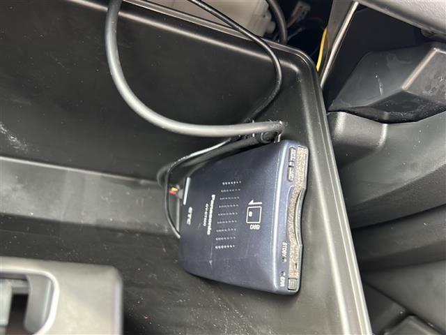 【ETC】有料道路を利用する際に料金所で停止することなく通過できる、ETC車載器（ノンストップ自動料金収受システム機器）が装備されています。セットアップを行うことで利用可能になります。