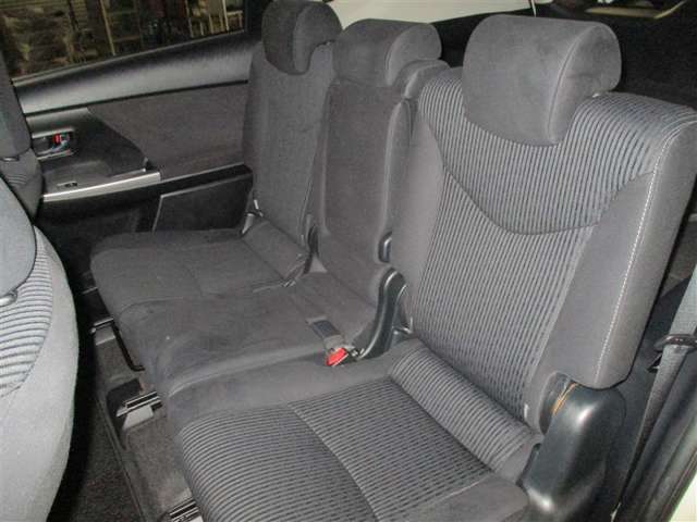 リヤシート足元も十分な広さ