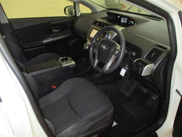 運転席に気になる汚れや傷はなく良好な状態です