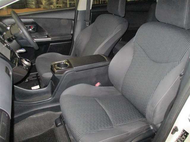 助手席の足元も広くて快適に座れます