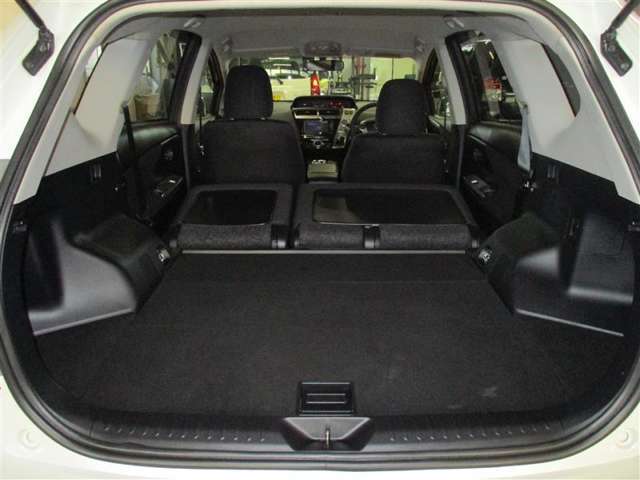 リアシートを倒せば長尺物も積み込めます。