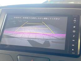 【バックカメラ】駐車時に後方がリアルタイム映像で確認できます。大型商業施設や立体駐車場での駐車時や、夜間のバック時に大活躍！運転スキルに関わらず、今や必須となった装備のひとつです！