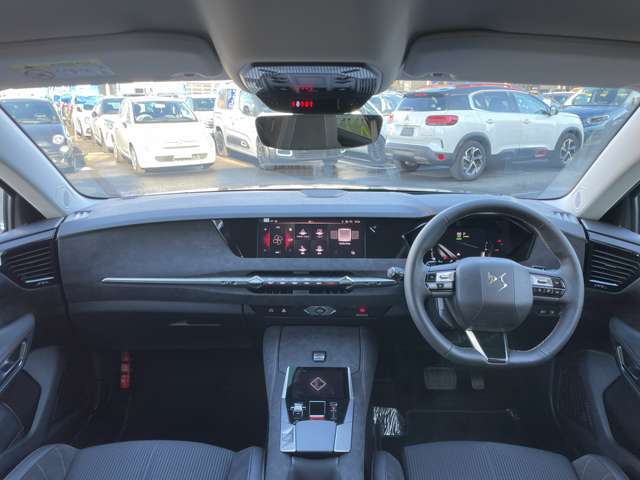 フランス車ならではのオシャレな内装がオススメです！