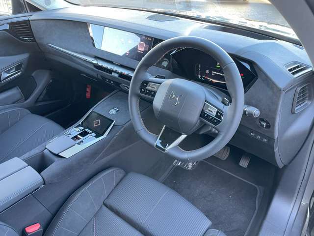 フランス車ならではのオシャレな内装がオススメです！