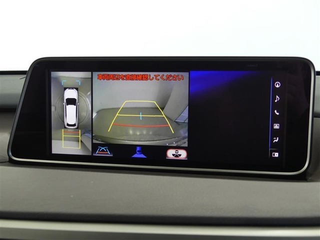 パノラミックビューモニター付きです。車両を上から見たような映像を画面に表示。運転席からの目視だけでは見にくい、車両周辺の状況をリアルタイムでしっかり確認できます。