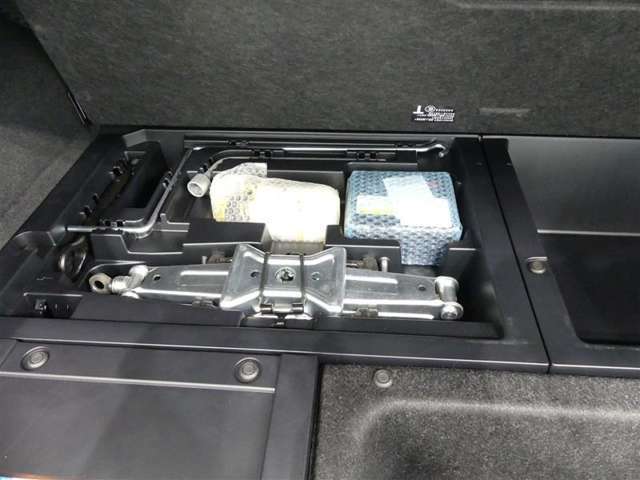 スペアタイヤレス車です。応急セットを搭載しております。