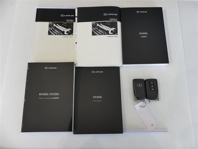 取扱説明書、メンテナンスノートが揃っています。カギを取り出す手間がなく施錠開錠・エンジン始動ができる便利なスマートキーです。