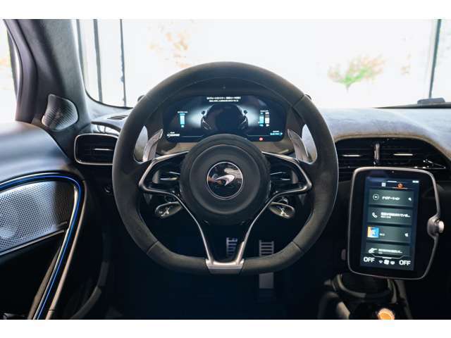 ステアリングからの正確なフィードバックやニュアンス豊かなレスポンスがお車との一体感を高めます。