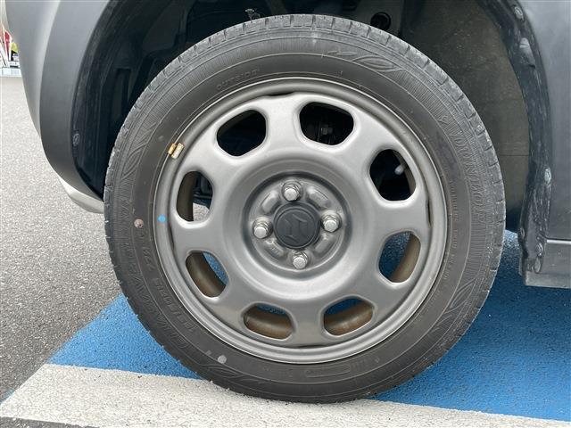 タイヤ残り溝が1.6mmになる目安として「スリップサイン」が設けられています。この車はまだまだ残ってますので、安心してお乗り頂けます！