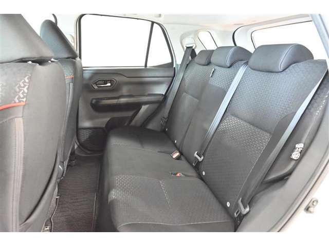 中古車をキレイで気持ちよくお乗りいただけるよう、エンジンルームからシートを外した洗浄まで、目に見えない部分も徹底的に洗浄しています！