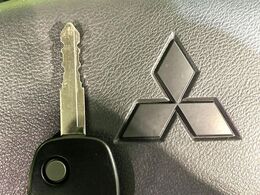 【キーレス】少し離れた場所からでもボタン一つでドアの開錠・施錠ができるのでとっても便利！ドアの鍵穴周りに傷をつけることもありません♪