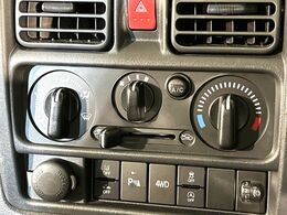 寒い冬も暑い夏も全席に快適な空調を届けてくれる、ダイヤル式エアコンを装備♪