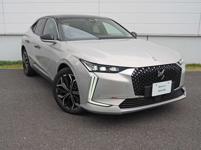 美しいクーペフォルムにSUVの視界性能を組み合わせ、しなやかでスポーティなドライビングを実現する「DS4」