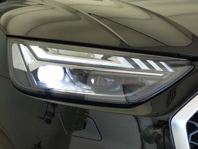 マトリクスLEDヘッドライトは車両に搭載されたカメラとソフトウェアによって感知・解析し、周囲の状況、対向車や先行車両の位置に合わせてヘッドライトの照射を自動調整します。