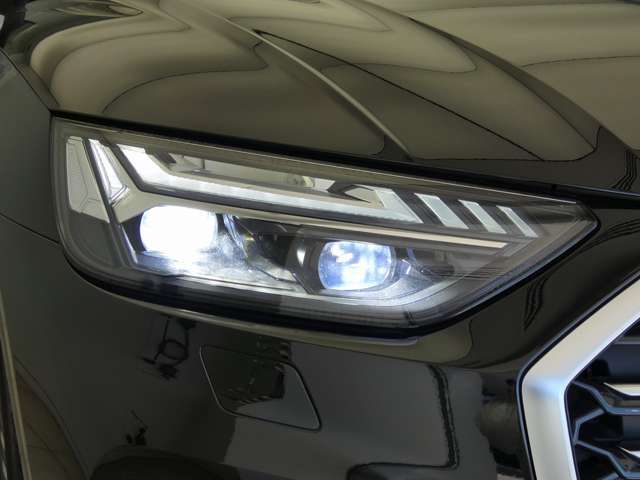 マトリクスLEDヘッドライトは対向車や前方の車両を直接照らすことを避け、必要に応じて周囲の人や車をピンポイントで照射します。