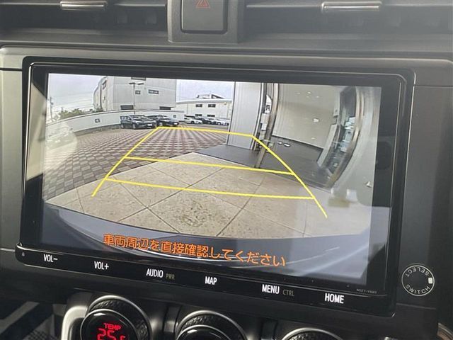 【バックカメラ】駐車時に後方がリアルタイム映像で確認できます。大型商業施設や立体駐車場での駐車時や、夜間のバック時に大活躍！運転スキルに関わらず、今や必須となった装備のひとつです！
