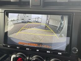 【バックカメラ】駐車時に後方がリアルタイム映像で確認できます。大型商業施設や立体駐車場での駐車時や、夜間のバック時に大活躍！運転スキルに関わらず、今や必須となった装備のひとつです！