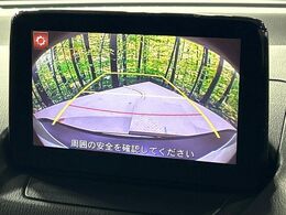 【バックカメラ】駐車時に後方がリアルタイム映像で確認できます。大型商業施設や立体駐車場での駐車時や、夜間のバック時に大活躍！運転スキルに関わらず、今や必須となった装備のひとつです！