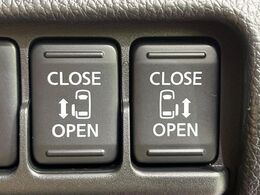 【両側パワースライドドア】スマートキーや運転席のスイッチで後席両側スライドドアの開閉が可能♪電動だから力を入れてドアを開ける必要が無く、小さなお子様でも簡単に開け閉めでき快適です♪