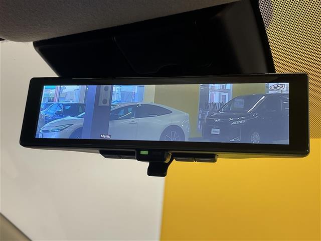 【インテリジェントルームミラー】車両後方カメラの映像をルームミラーに映すことが出来ます。 そのため、後席に人や荷物があって後方が見えづらい場合でもしっかり視界を確保することが出来ます。