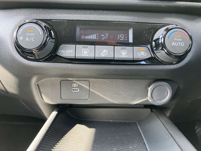 フルオートエアコン　温度設定をすれば自宅のエアコンのように車内の温度をコントロール