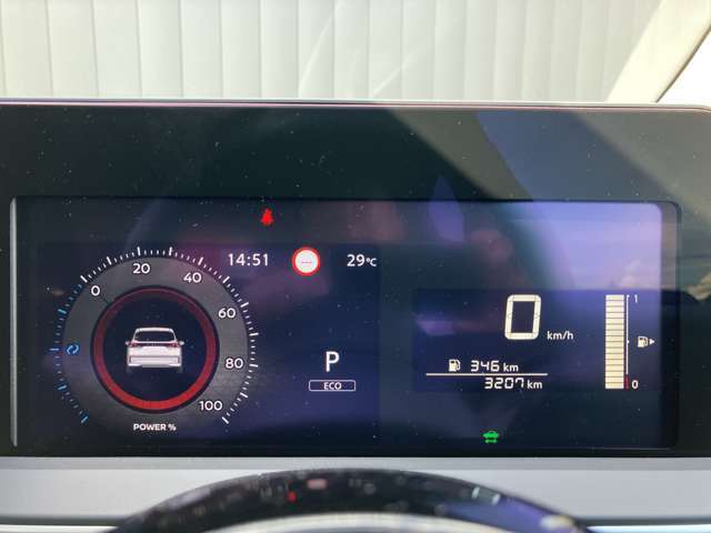 メーター内のディスプレイには運転をサポートするさまざまな情報を表示。