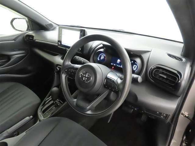 シンプルで使いやすいデザインの運転席です。