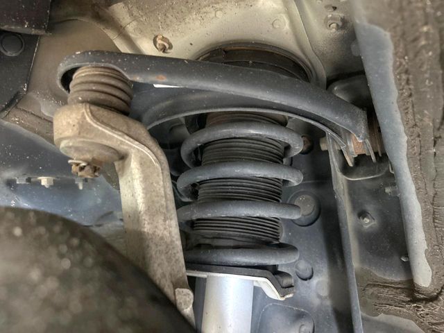 お車を安心してお乗りいただく為には、足回りの定期点検が欠かせません。サービスサポート（有償保証）では無料点検もご提供しており、安心のカーライフをお過ごしいただけるサポート体制が整っています。