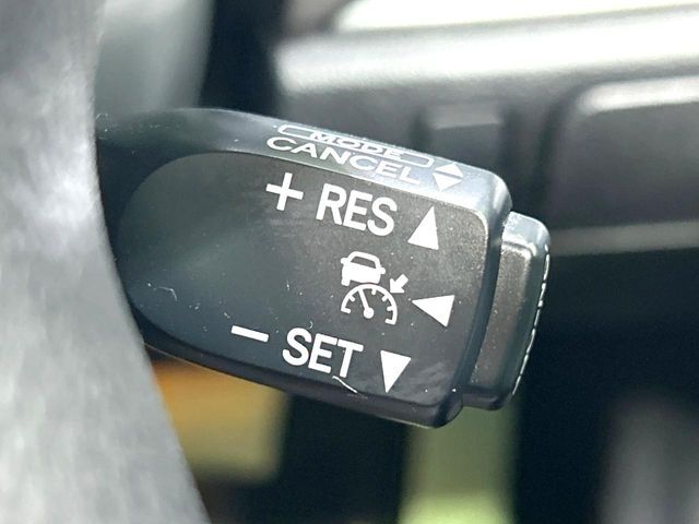【レーダークルーズコントロール】高速道路での長距離走行が楽に！！自動で速度を保つクルーズコントロールが、衝突軽減システムと連携し、前方の車両を感知して車間を保つように速度調節してくれます！！