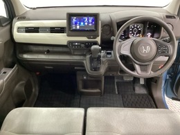 車内は光触媒抗菌消臭施工済です。インパネ周りはスタイリッシュなデザインで機能や装備も充実しています。グローブボックスやカップホルダーのほかにトレーなどたくさんの収納スペースが付いています。