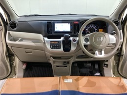 車内は光触媒抗菌消臭施工済です。インパネ周りはスタイリッシュなデザインで機能や装備も充実しています。グローブボックスやカップホルダーのほかにトレーなどたくさんの収納スペースが付いています。