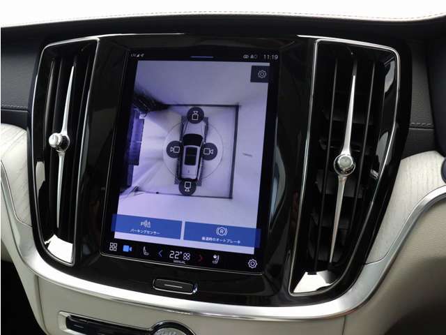 リアカメラによる後方の確認だけでなく、真上から見下ろすバードアイ映像を映し出す360度ビューカメラで、自車周辺の詳細な状況を確認できます。見通しが悪く狭い場所で車を取り回す際には心強い味方となります。