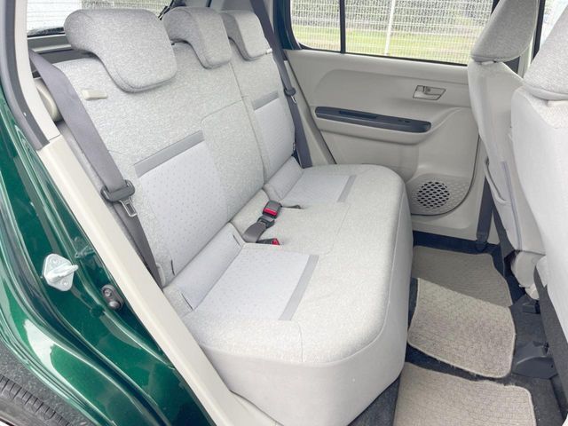 後部座席も気になるようなキズ・汚れやへたり等、大きなダメージはなく、良好な状態です。