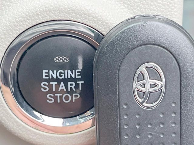 【スマートキー】カバンやポケットに入れたままでもドアの施錠・解錠が可能なスマートキーを装備。エンジンのオン・オフ時もカギを取り出す必要が無いからとっても便利です♪