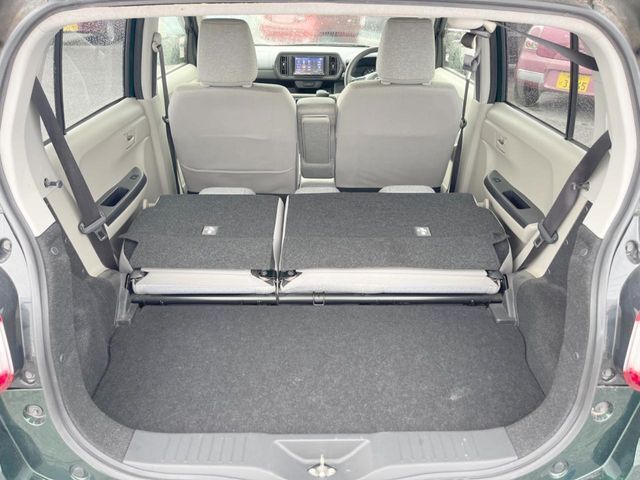 普段のお買い物や通勤、送迎等に十分な荷室スペースを確保しております。セカンドシートを倒すと、大きな荷物の積載も可能です♪