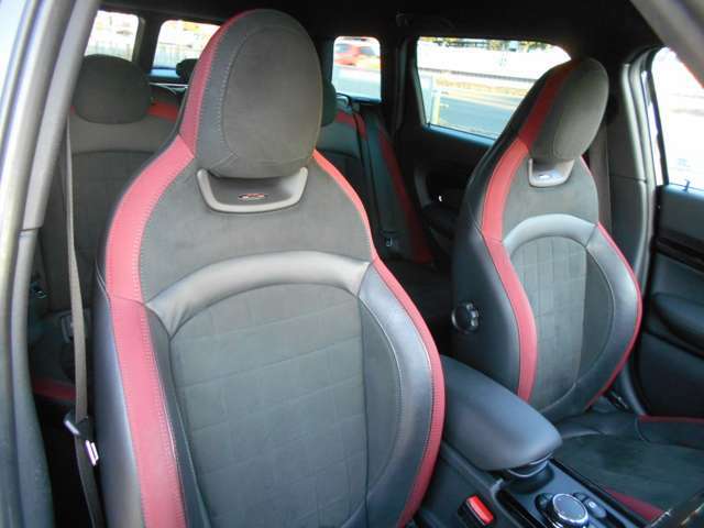 シートにはJCW専用の「ダイナミカレザーコンビネーションシート」が装着されており、運転席と助手席ではシートヒーターもお使い頂けます。多少の使用感はありますがとても綺麗な状態で、一見の価値ありです！