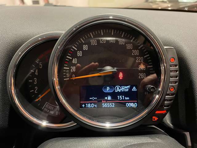 マットブラックにホワイトのLIBERALAのロゴの建物と看板が目印です。