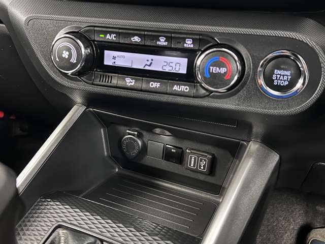 オートエアコンで快適な車内温度を演出してくれます！