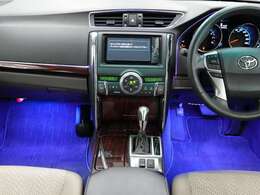 雰囲気がガラッと変わるアンビエントライトやフットイルミネーションが装着されております！