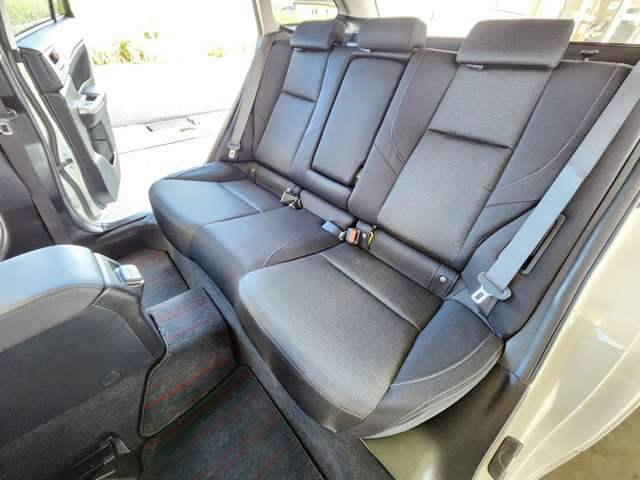 5人乗りの2列シート！人気オプションの革調シートカバーを装着すれば、車内の雰囲気も高級感がグッと増します！水分や泥汚れ等もすぐ落とせる実用的なメリットもあります！
