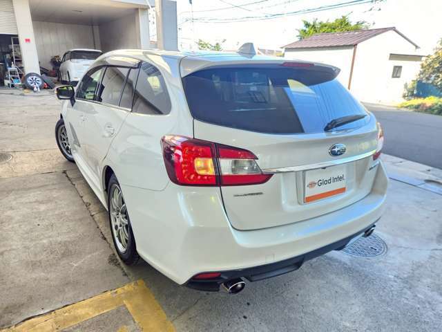 入庫時に全車ポリッシャーを使い、外装の磨き施工を行い、小キズ・水垢を落とします！納車前には、展示中に付いた汚れを落とし、ボディコーティングをしてボディの艶出し・保護を致します！仕上がりにご期待下さい！