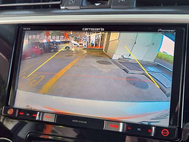リアにはバックカメラが取り付けられております！シフトレバーをRに入れるだけで、後方の映像がナビに映し出されます！狭い駐車場や夜間など様々な場面で活躍してくれる機能の一つです！
