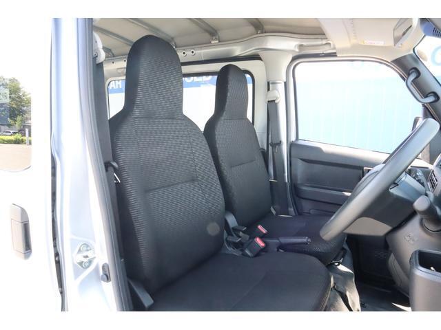運転席シートです。座り心地を高めた座面構造となっておりますので、近場へのちょっとした移動やロングドライブ時など、どんな時でも快適なドライビングを楽しんでいただく事が可能です。