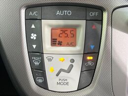 【オートエアコン】一度お好みの温度に設定すれば、車内の温度を検知し風量や温度を自動で調整。暑い…寒い…と何度もスイッチ操作をする必要はありません。快適な車内空間には必須の機能ですね♪